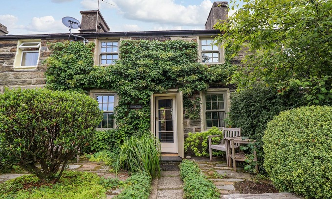 Ffestiniog Cabaña | PRESWYLFA, pet friendly, with open fire in Ffestiniog