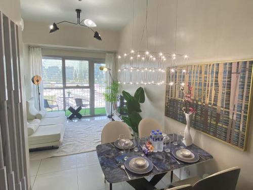 Tambo Apartamento | Pretty 1BR with Balcony Facing Infinity Pool Manila Bay Sunset Near Airports Okada Solaire with Free Parking