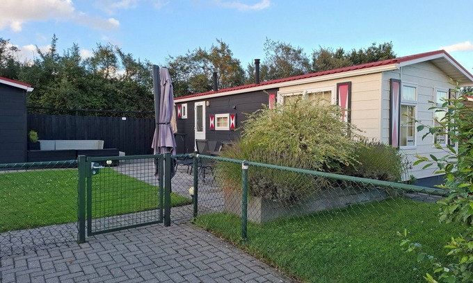 Serooskerke Chalet De Esquí | Pretty chalet with free WiFi on a friendly camping site