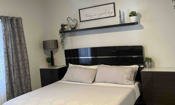 Paul Culley Condominio | Pretty condo close to the strip
