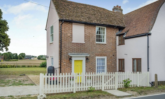 Frinton-on-Sea Cabaña | Pretty cottage with lovely views over open countryside close to the coast.