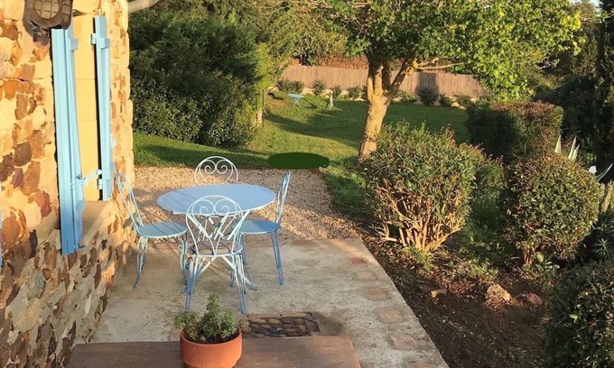 La Bruguiere Apartamento | Pretty duplex with garden and terraces near Uzes