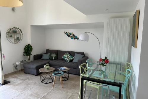 Mandelieu-la-Napoule Beach Casa | Pretty harbour house with garden