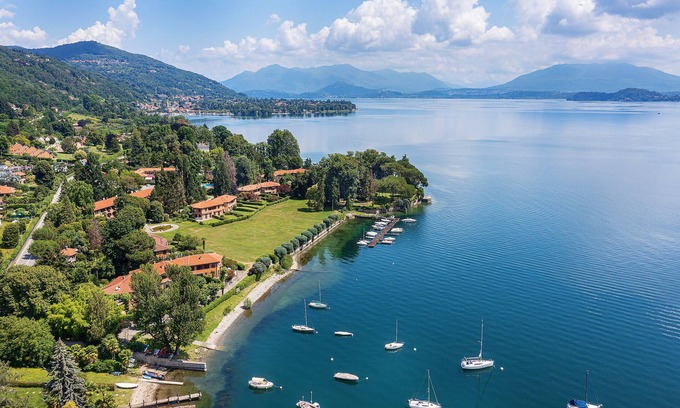 Meina Casa | Pretty home in a lakeside resort with pool and tennis! - Casa Aurora