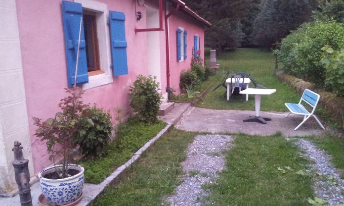 Ore Casa | Bonita casa rosa con persianas azules