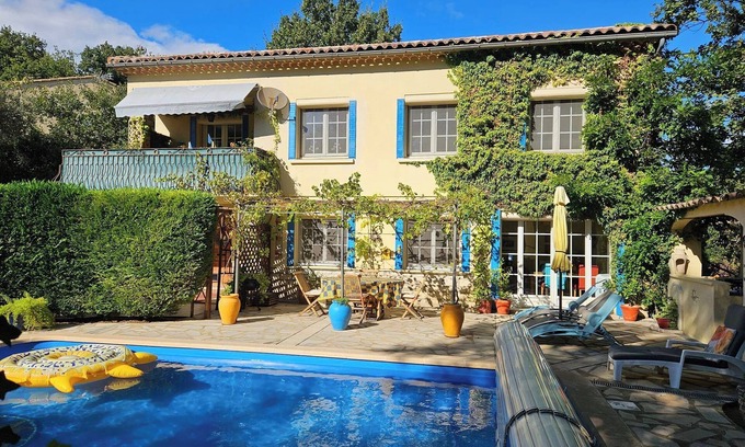 Laudun Apartamento | La Soleillade un fabuloso apartamento con jardín con su propia piscina.