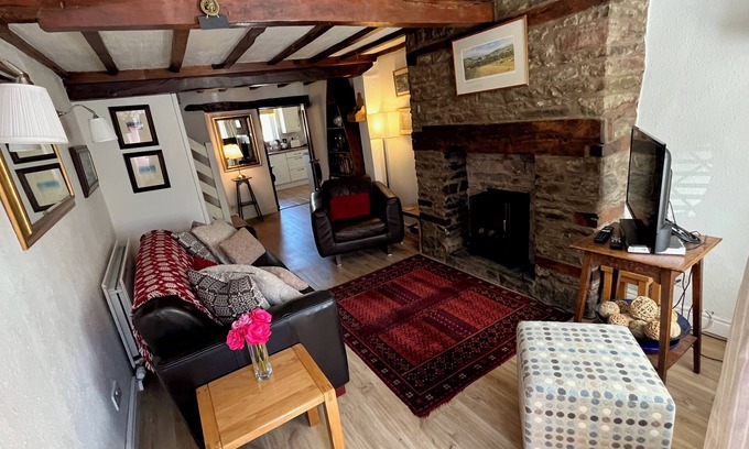 Hay on Wye Cabaña | Pretty stone cottage, centre of Hay-on-wye town, private parking & fast wifi