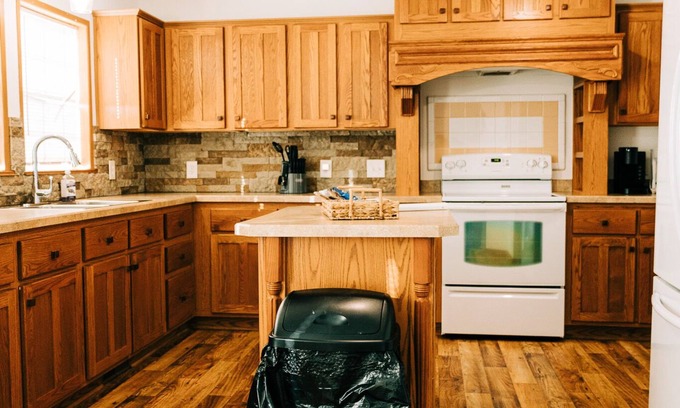 Dundee Casa | Pretty view W/Hot tub! King Suite! 15 min to the Worlds Largest Cuckoo Clock!