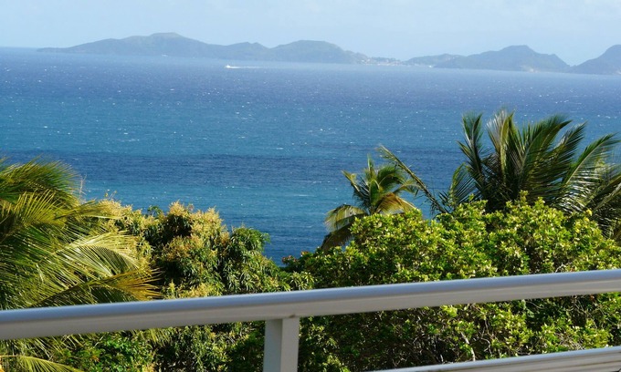 Trois-Rivieres Villa | Bonita villa de muy buena calidad con vistas al mar y montaña.