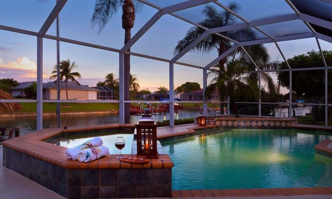 Caloosahatchee Villa | Cape Coral frente al agua de la serenidad - frente al agua, piscina y muelle grande para la relajación
