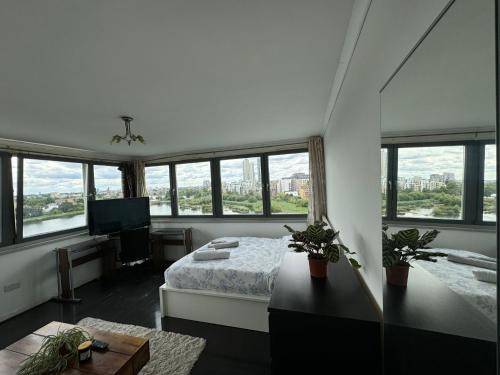 Woodberry Down Casa | Primary room with panoramic lake view