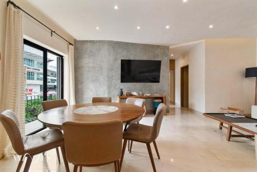Área de la calle 12 Apartamento | Prime 5th Ave Stay - 2BR with King Beds & City Views