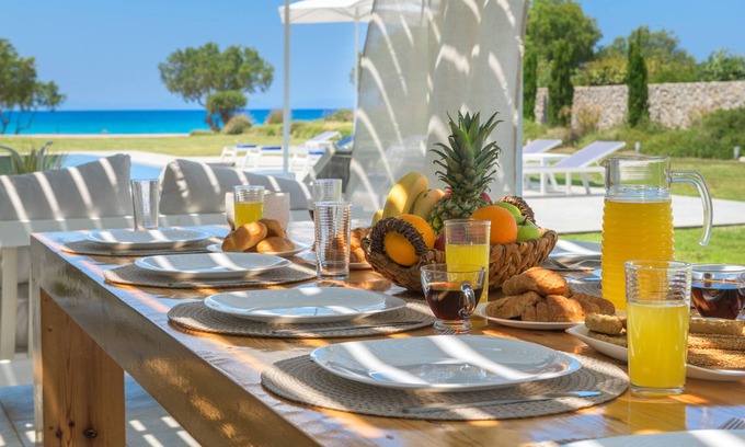 Soroni Villa | Prime Beach Front Villa de lujo con Cancha de tenis privada y 90m2 Infinity Pool