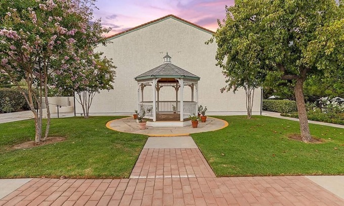 Calabasas Condominio | Prime Calabasas location brand new condo with Hillside Views and access to Lake