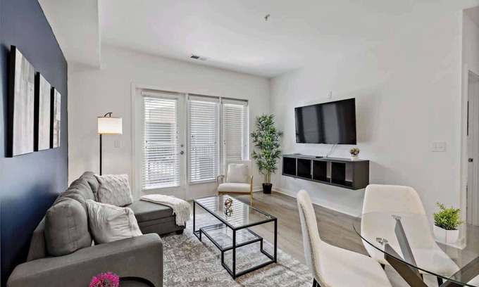 Cherry Apartamento | Sophisticated 1BD Stay | DT Access | Gym + W/D + Parking