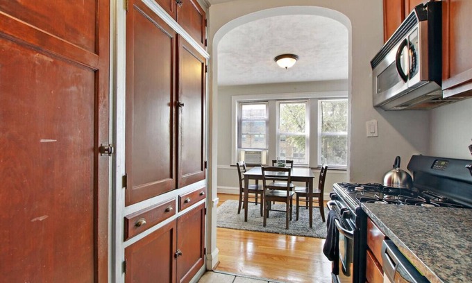 Old Irving Park Apartamento | Bright & Cozy 1BR Apartment