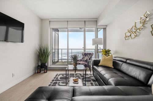 Victoria Park Casa | PRIME Downtown 34th FL - Near Stampede, Casino, Bars! FREE Banff Pass, Parking, Wine!