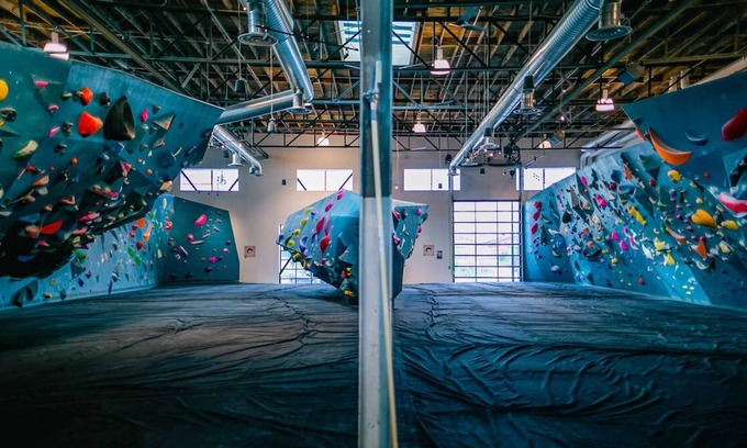 People's Freeway Hotel | Prime evo Experience, Outdoor Adventure Hub, Free Parking & Dog-friendly!