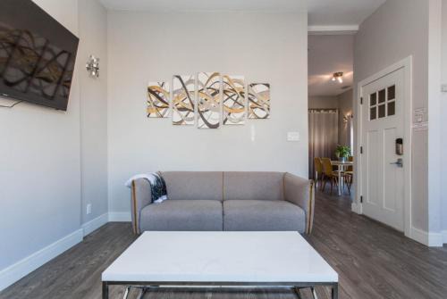 Lakeview Apartamento | Prime Location! - 1 Min Walk to Wrigley Field - 2BR Apts Perfect for Cubs Fans!