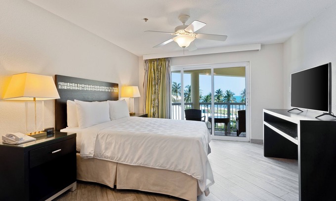 Crystal Harbour Apartamento | Prime Location! 3 Units, Oceanfront, Pool, Steps to North Sound Golf Club!