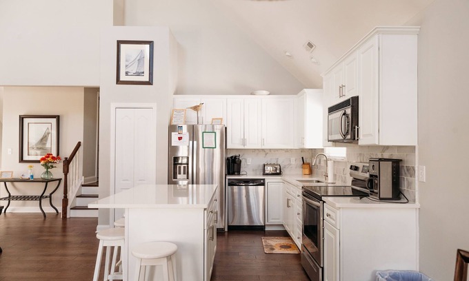 North End Casa | Prime Location! 5 Bed /4 Bath Condo 6 houses from Beach & Boardwalk! 2500 sq/ft