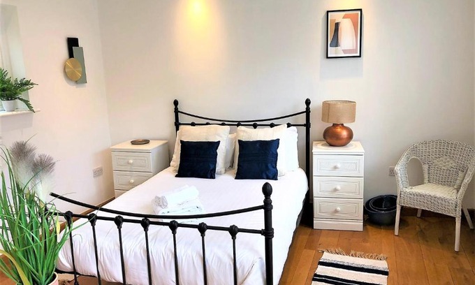 Clifton Casa | Prime Location! Detached Clifton Home with Parking