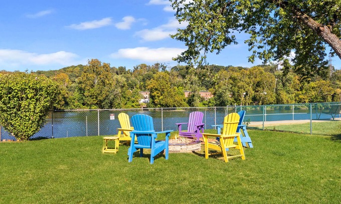 Gulph Mills Casa | Prime Location /Easy Parking/ Kayaks/ River