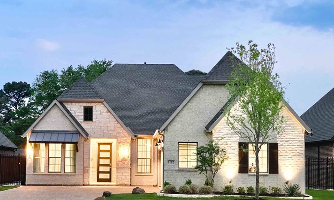 Arlington Casa | Prime Location Game Room Hot Tub Putting Green 4 Full Baths Walk to Stadiums