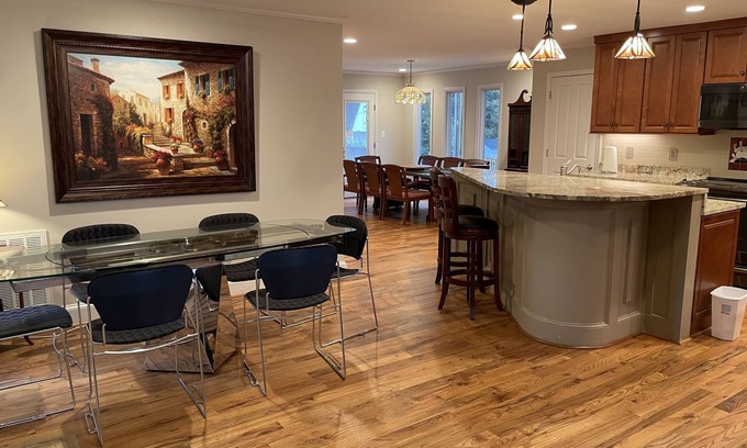 Madison Park Casa | Prime Location in Charlotte! 5br/4ba- Sleeps 16