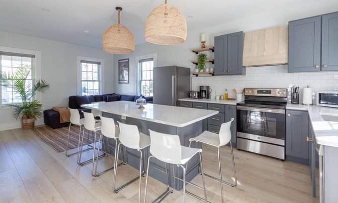 Marblehead Casa | Prime location in town w parking! Walk to beach, shops & harbor-Sleeps 8