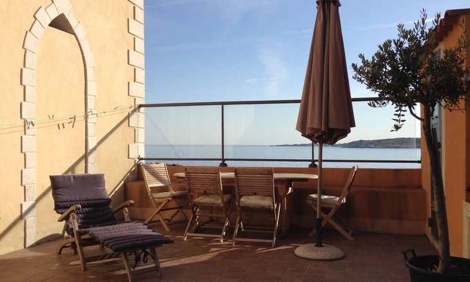 Algajola Apartamento | Casa catalogada directamente en la playa, con una gran terraza y balcón.