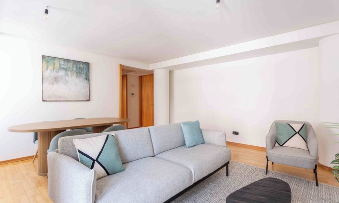 Almenara Apartamento | Prime Location Skyline Balcony Retreat