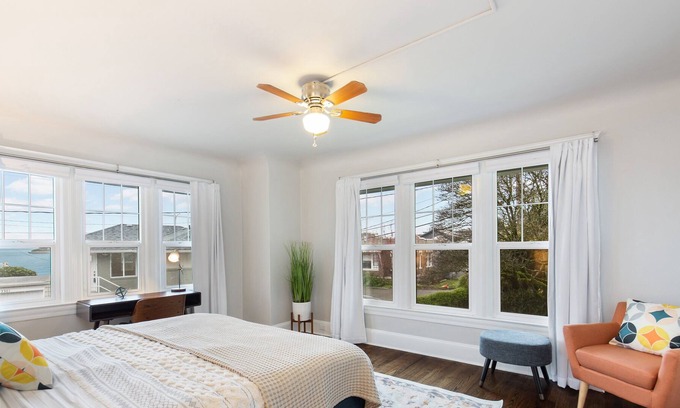 North Admiral Casa | Prime Location, Steps to Alki Beach, Free Wifi