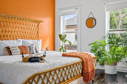 Italian Village Casa | Prime Location Top Rated Clean Parking Free!