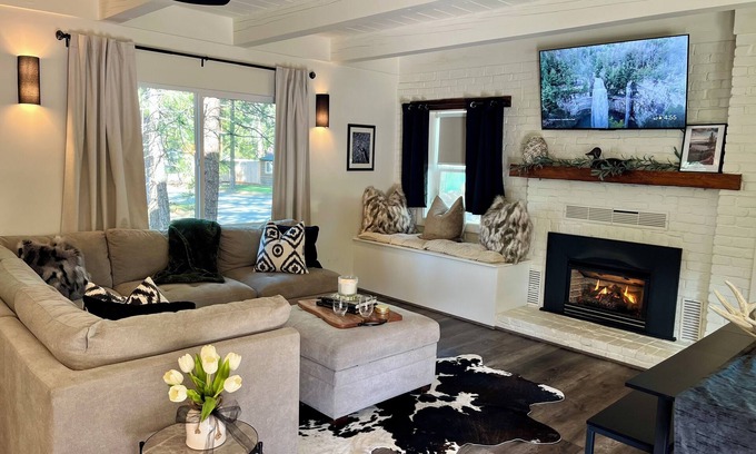 South Lake Tahoe Casa | Prime Location! Fully Remodeled! Cozy and Chic!