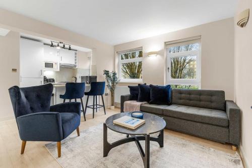 Queen's Park Apartamento | Prime Location with Modern Comfort