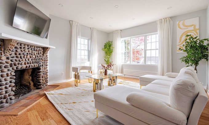 Southeast Yonkers Casa | Prime Luxury with Balcony Wood Fireplace