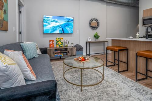 Over-the-Rhine Apartamento | Prime OTR, 3 Lux Queen Beds, Two 55in TVs, Steps to TQL, Findlay Market, Light Rail, Fast Wifi