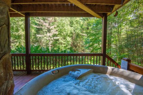Piney Creek Casa | Prime Secluded Location- 5 Mins to State Park, Hot Tub, Dogs Welcome