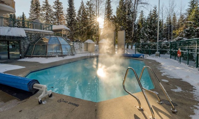Blackcomb Apartamento | Prime Ski-in/out 2BR - Pool, HT, Sauna, EV Charger