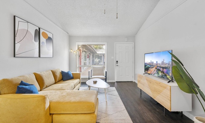 Zilker Apartamento | Prime Soco Comfy 2BR King Suite w Pool Parking