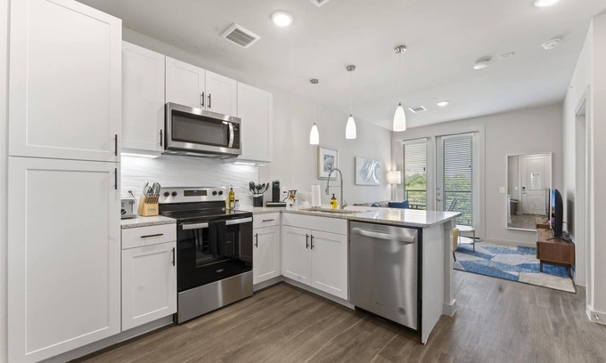 Windsor Park Apartamento | Prime Soco Cozy 1BR King Suite w Pool Parking