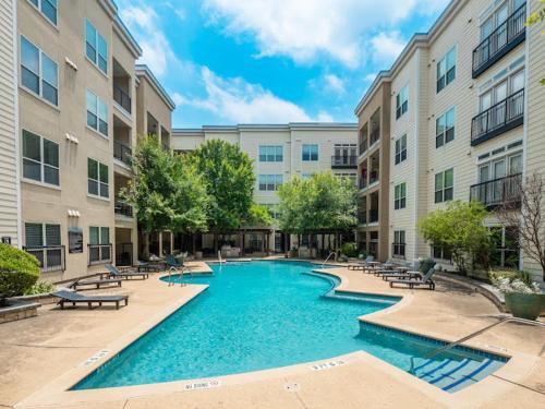 South Congress Apartamento | Prime SoCo King Bed 1BR & 2BR Suites w Gym, Pickleball, Laundry
