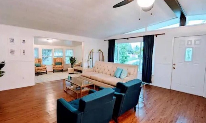 Arlington Park Casa | Prime Spot, 50's Flair & Luxe Comfort in Sarasota