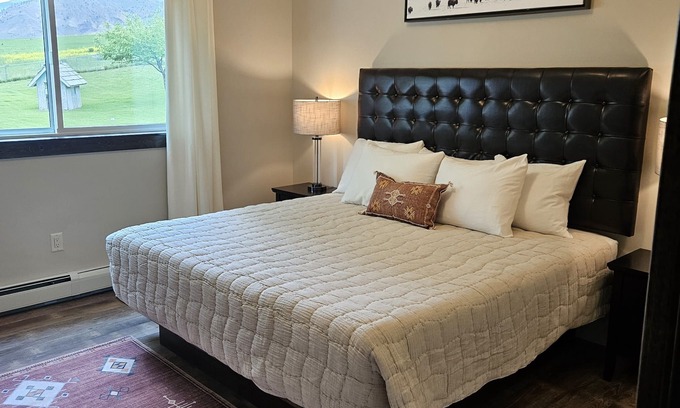 Gardiner Cabina | Prime Spot! Complimentary Parking, Next to Gardiner Downtown!