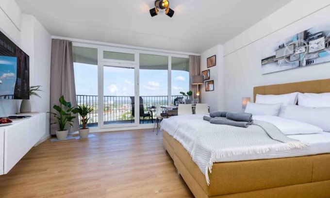 Antonsviertel Apartamento | Primero Top-Apartment I 35qm Balcony Great View 22fl. I Center Kongress