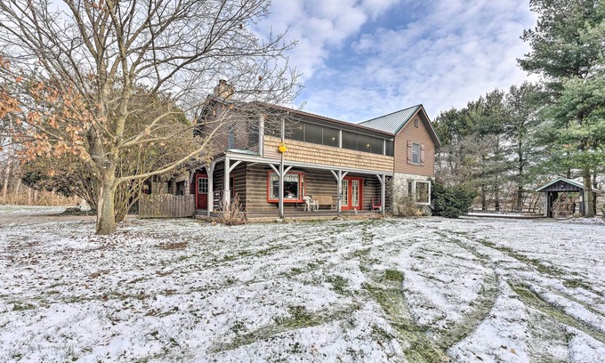 Middlebury Casa | Primitive Goshen Pine Lodge with Fireplace!