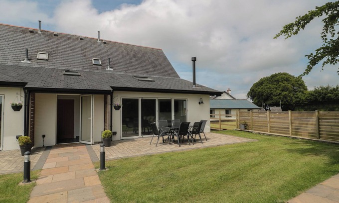 Watchet Cabaña | PRIMROSE COTTAGE, pet friendly, with open fire in Roadwater