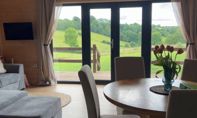Chard Cabaña | PRIMROSE, family friendly, with hot tub in Chard