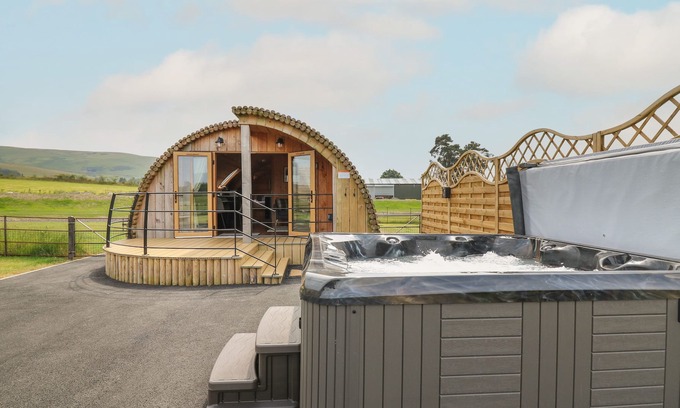 St Harmon Cabaña | PRIMROSE, pet friendly, with hot tub in Rhayader
